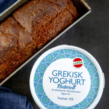 Yoghurtbröd i en avlång bakform med Lars Grekisk yoghurt vid sidan om