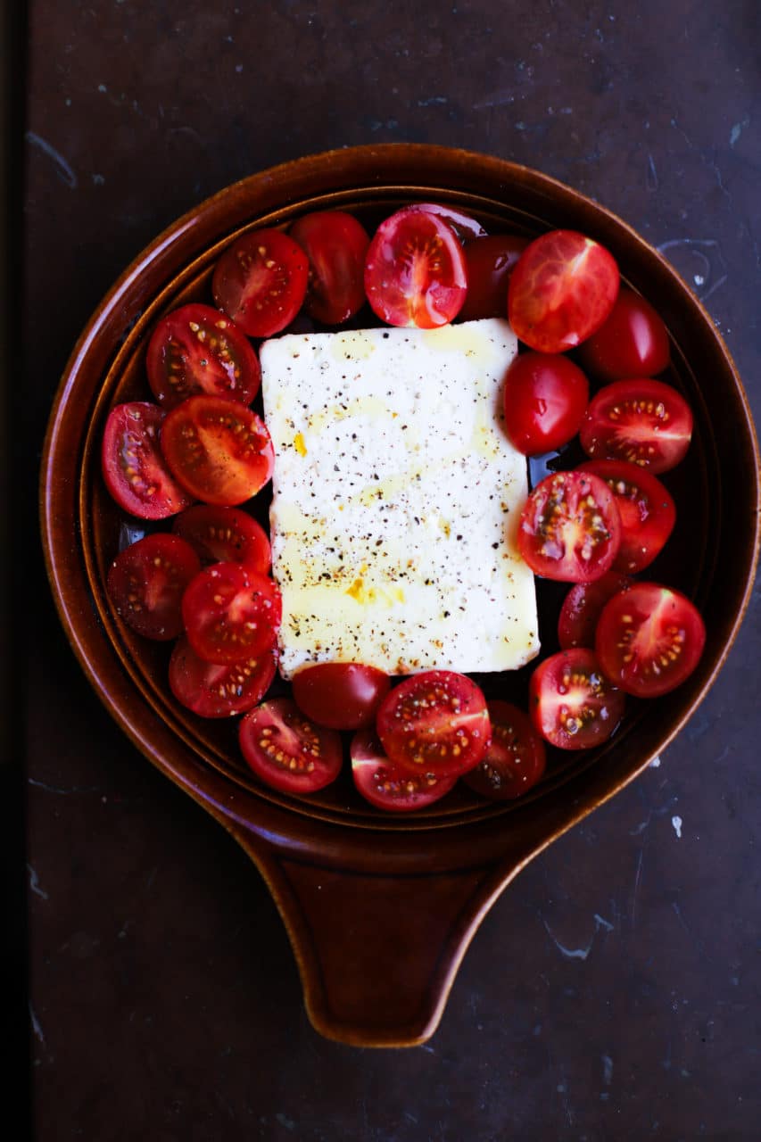 Liten rund ungfastskål med ungsbakad fetaost från Larsa och skivade tomater.