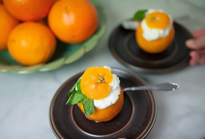 En dessert i form av en apelsin som är fyllt med en yoghurt fyllning.