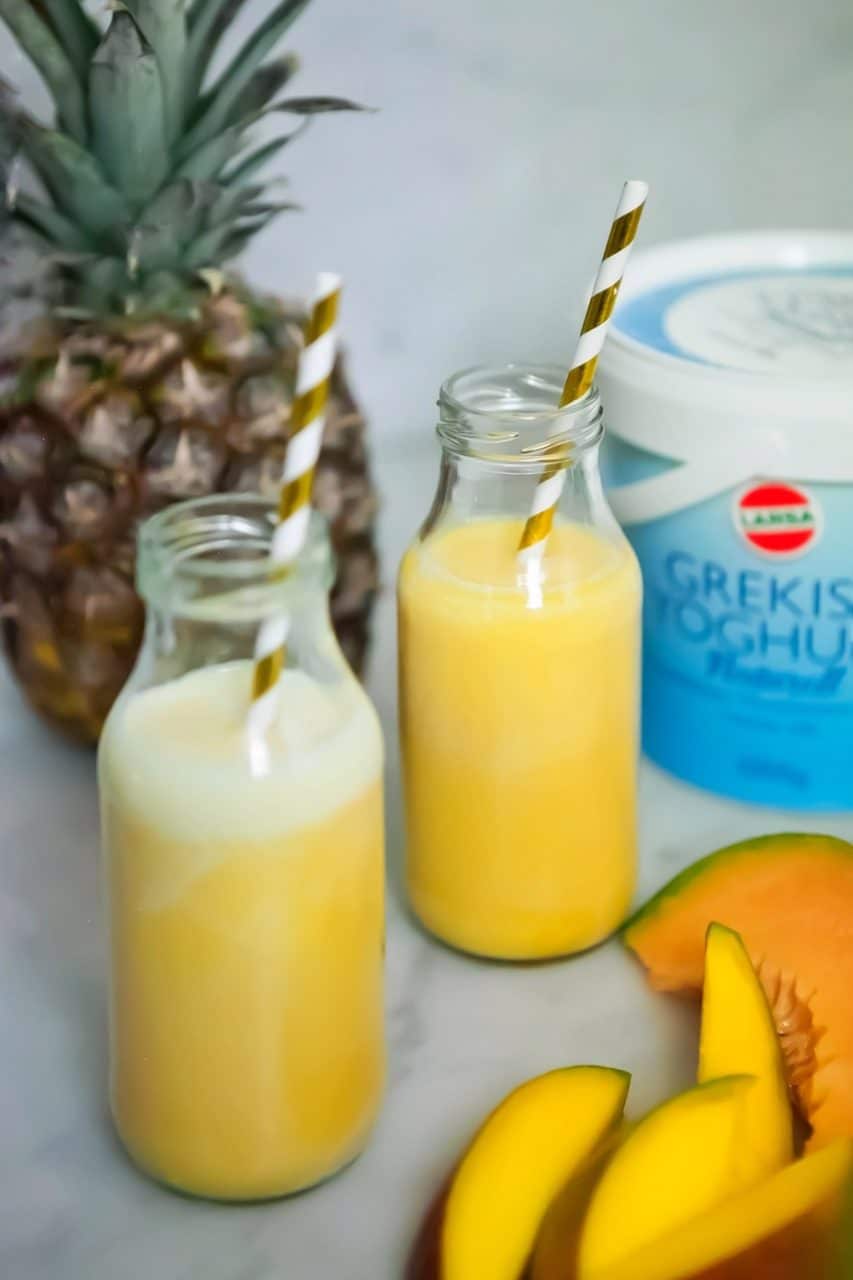 Smoothie med ananas, mango och melon i två glas