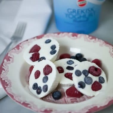 Frozen yoghurtbites med bär som ligger i en djup tallrik