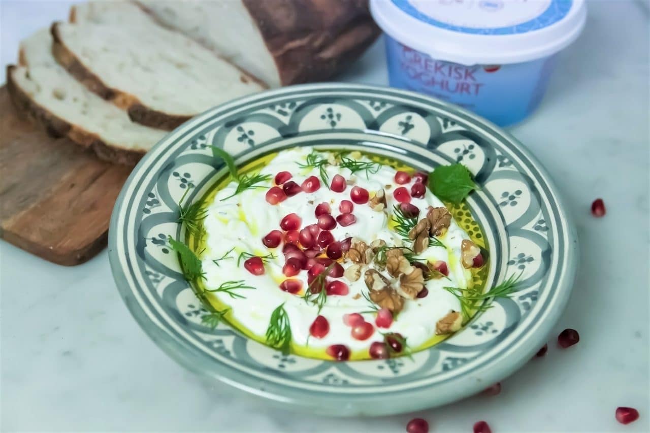 Receptbild på Tzatziki gjord på Labneh med mynta toppad med granatäpplekärnor