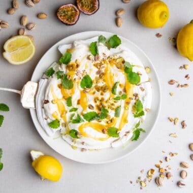 Pavlova med yoghurtgrädde, passionsfrukt och lemon curd