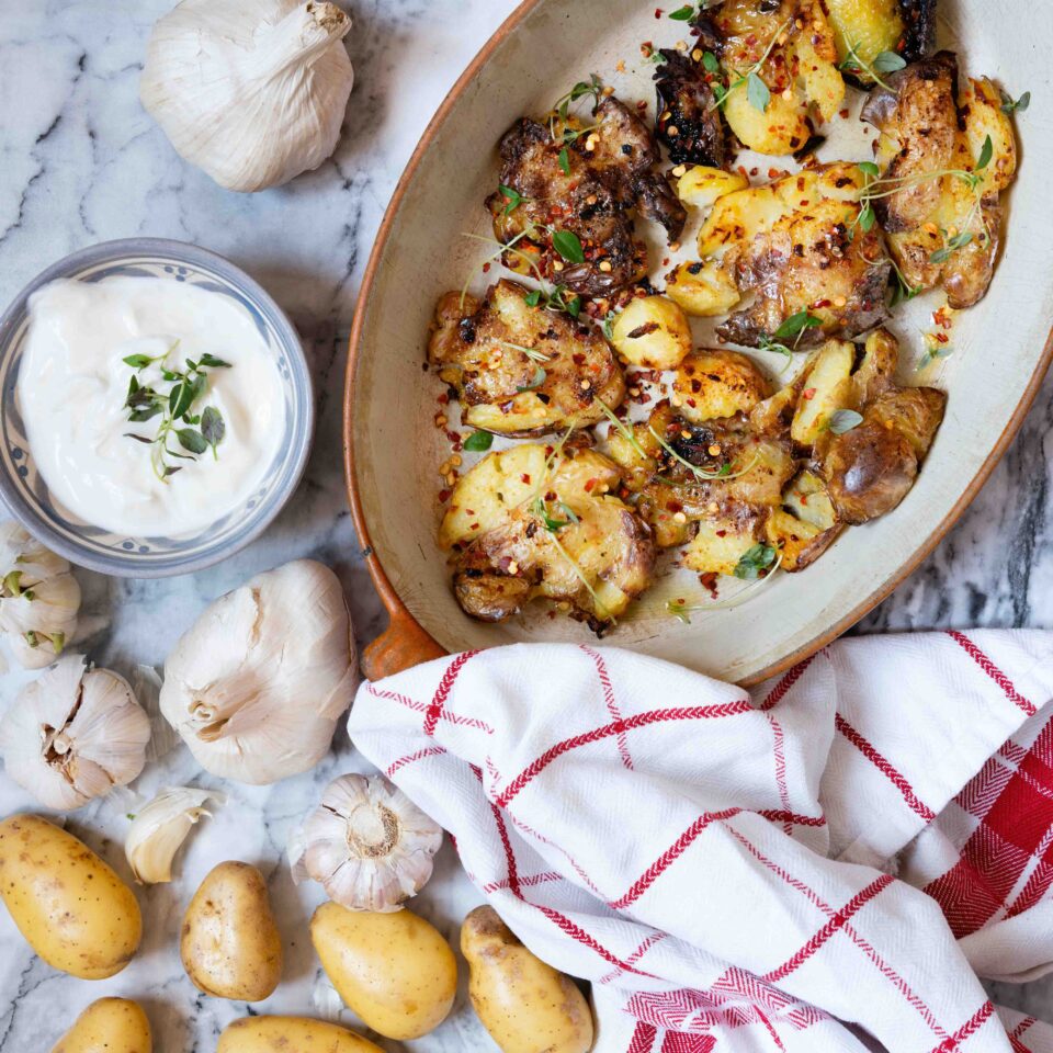 Krispig smashed potatis med vitlöksås