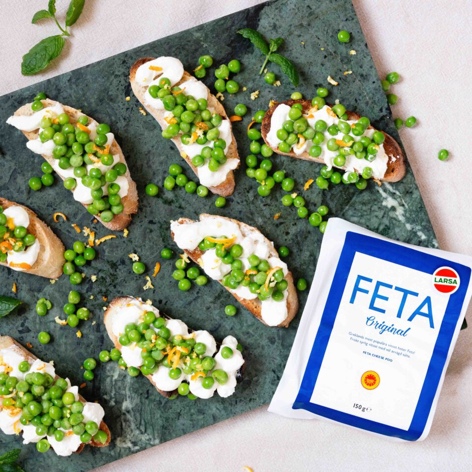 Toast med krämig fetaoströra och ärtor