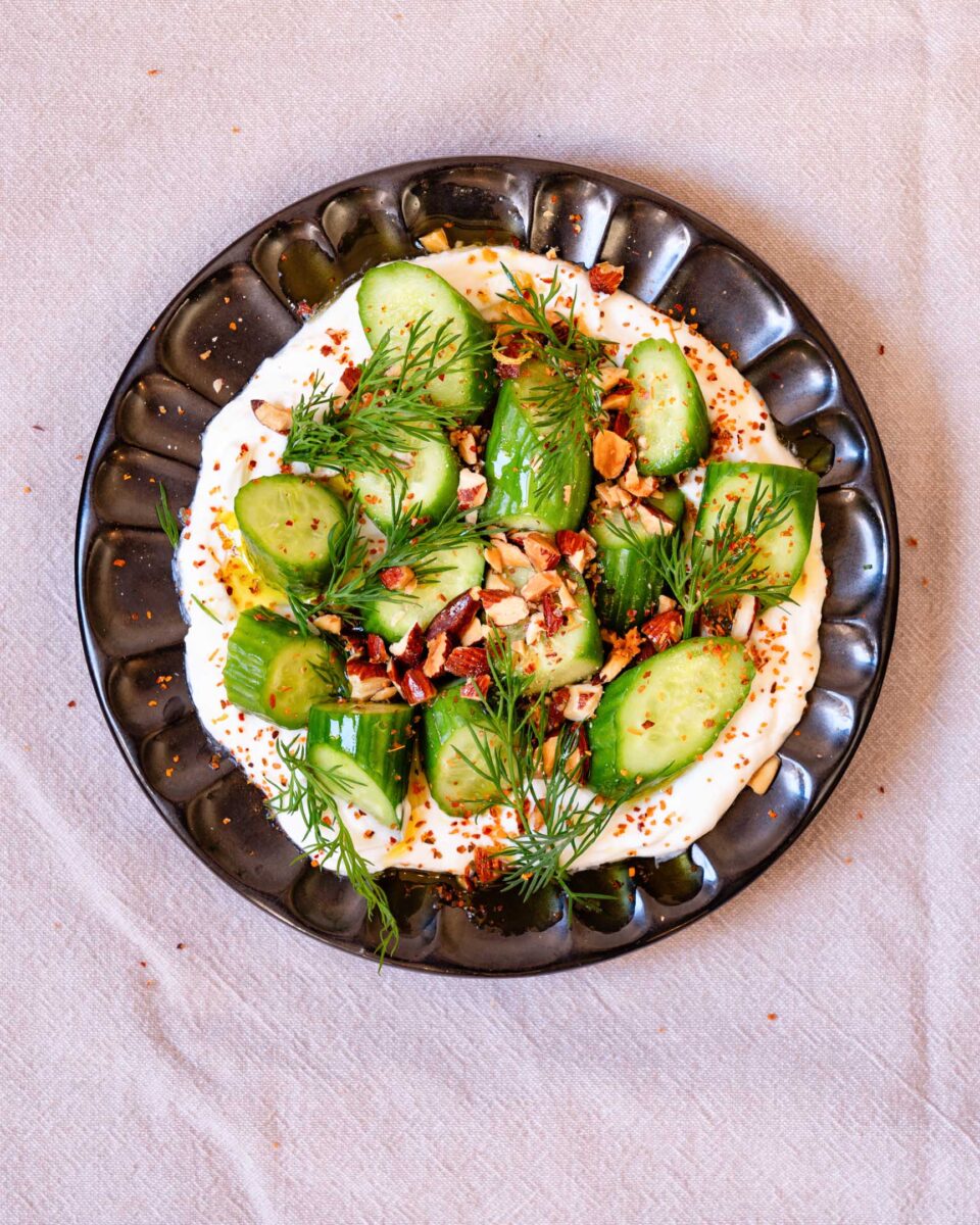 Krossad gurksallad med fetaröra, rostade mandlar och dill