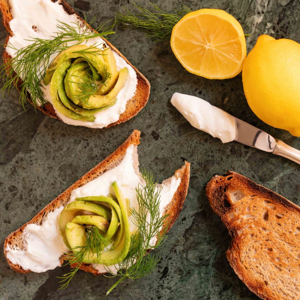 Avokadotoast deluxe med fetröra